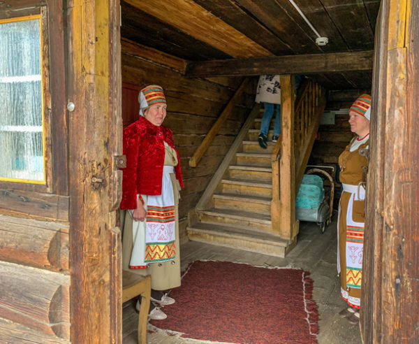 Старинное село вепсов Шелтозеро и месторождение малинового кварцита в Шокше